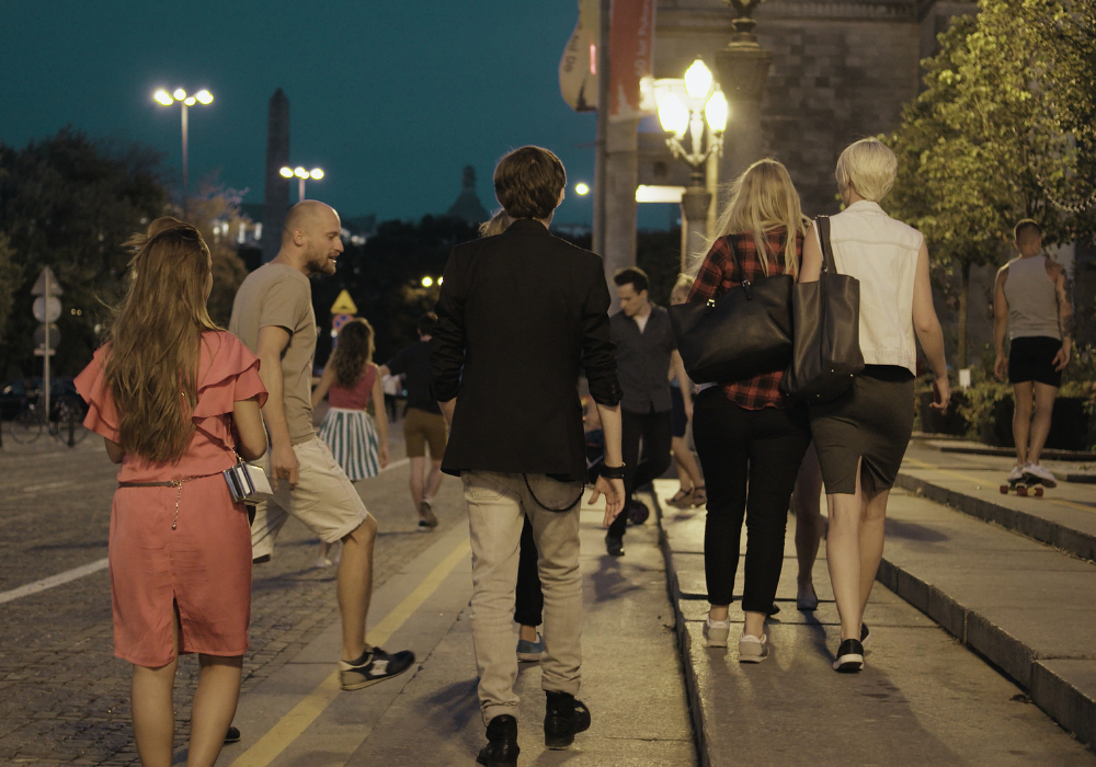 group-walking-night-gallery Students walking together at night to stay safe while studying abroad