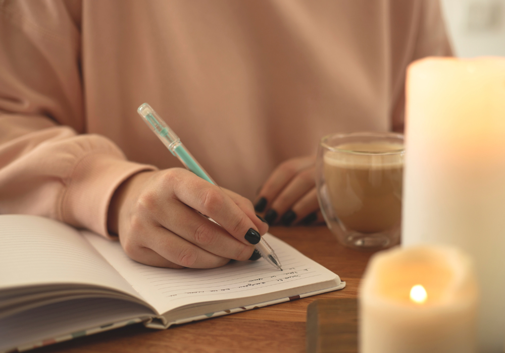 student-journaling-gallery Study abroad student journaling about what to expect