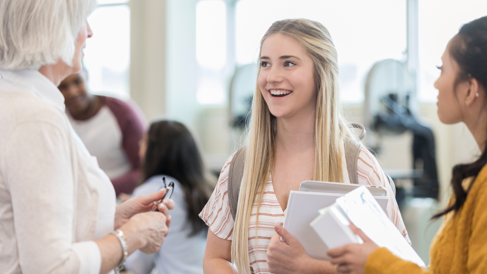 Student talking to advisor about federal financial aid for study abroad