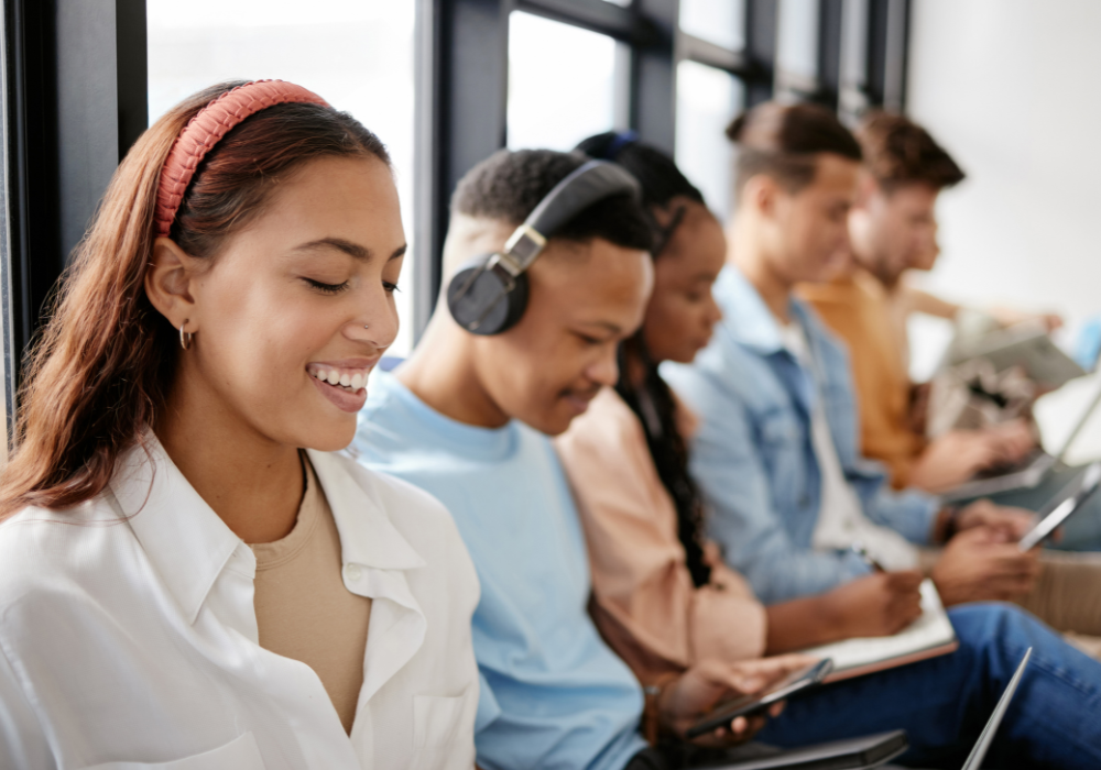 students-applying-gallery Students applying for financial aid