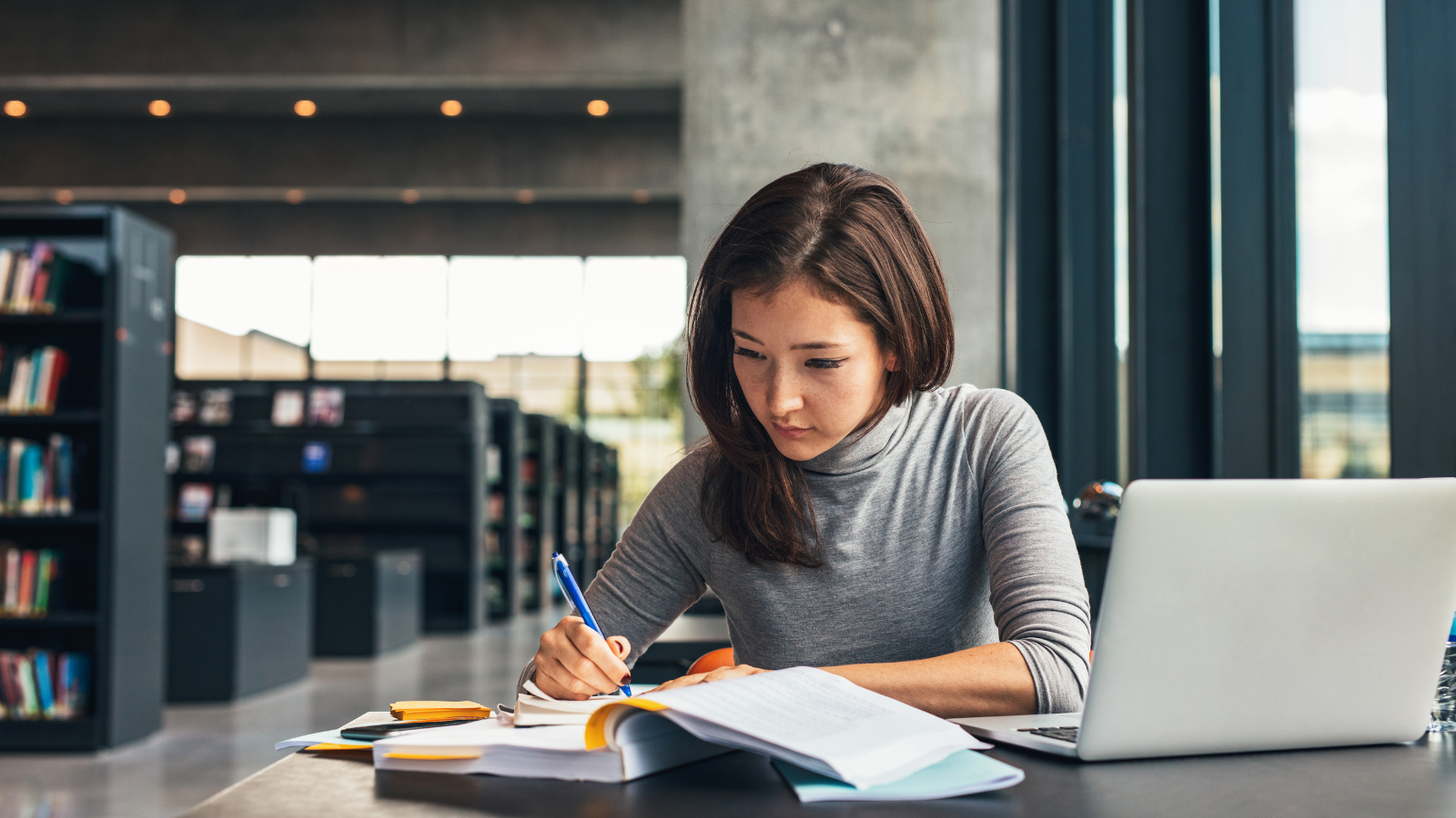 Study Abroad Online vs In-Person: 2025 Pros & Cons
